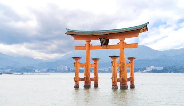 Miyajima Torii drijft op water.