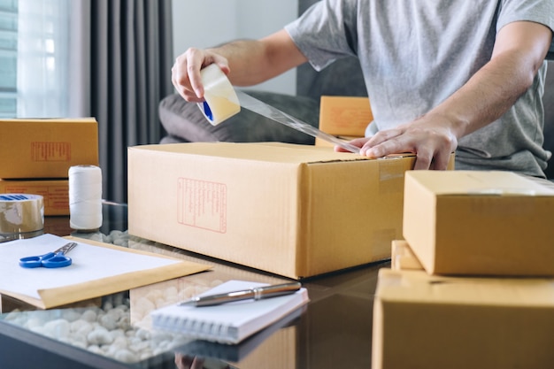 MKB freelance man werkt met het verpakken van hun pakketten box delivery online markt