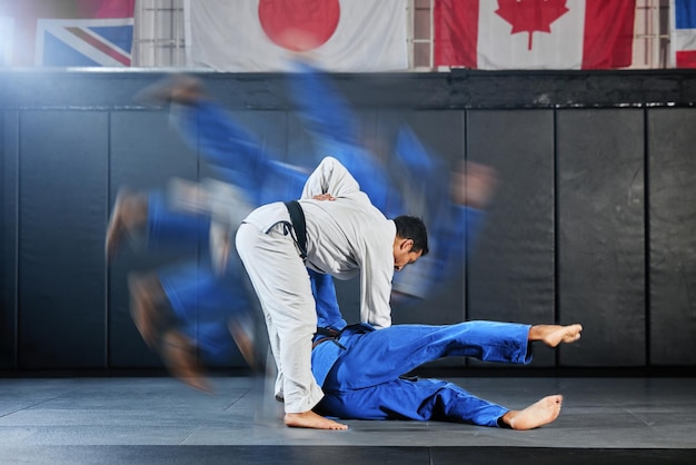 MMA-fitness en -oefening met een leraar en student trainen in een sportschool of sportstudio met CGI en speciale effecten Leren met zijn coach in een gezondheidsclub of klas en voorbereiden op een gevecht