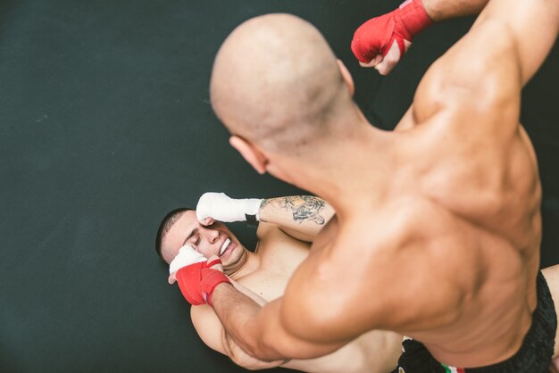 mma-strijders die op de grond vechten