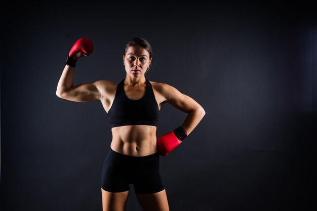 Mma vrouw in sportuniform klaar om te vechten voor de verdediging van vrouwen tegen geweld