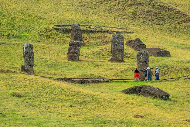Moai in de heuvels bij Rano Raraku