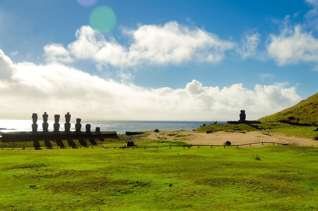 Photo moai statues at beach against sky