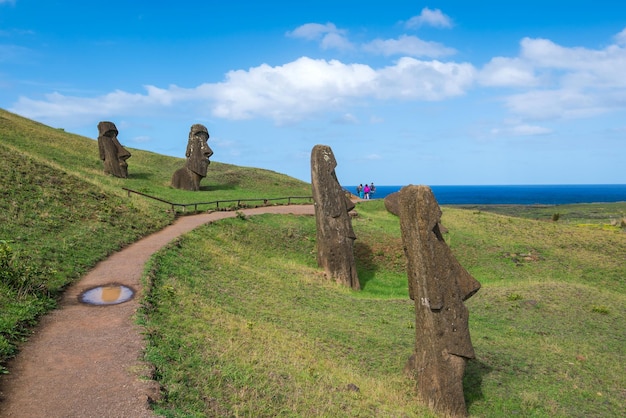 Photo moai statues in the rano raraku volcano in easter island chile