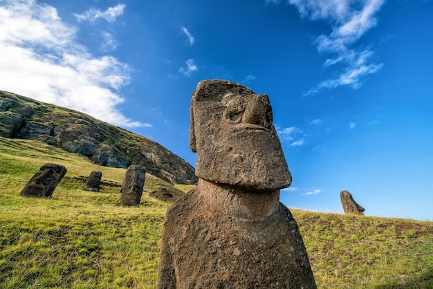 Photo moai statues in the rano raraku volcano in easter island chile