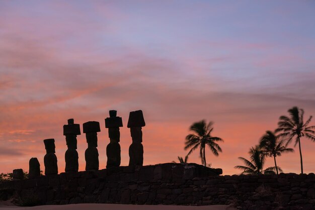 Photo moais at anakena beach in easter island