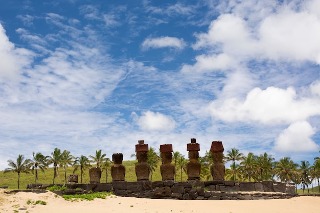 Moais, anakena beach, isola di pasqua