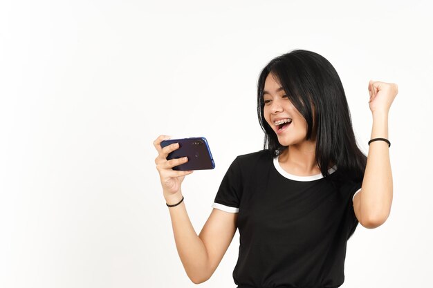 Mobiel spel spelen op smartphone van mooie Aziatische vrouw geïsoleerd op witte achtergrond
