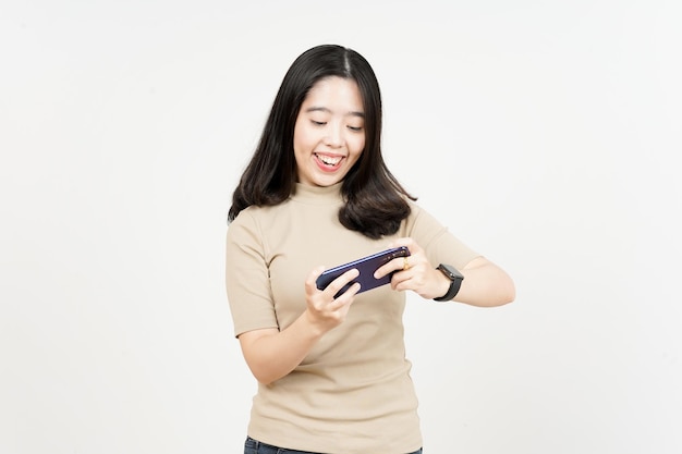 Mobiel spel spelen op smartphone van mooie Aziatische vrouw geïsoleerd op witte achtergrond