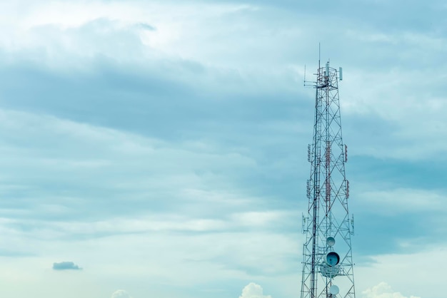 Mobiel torentransmissiesignaal met blauwe lucht