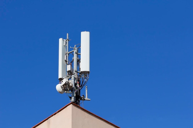 Mobiele antenne in het dak van een gebouw