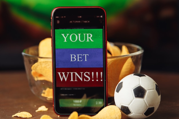 Mobiele app voor online wedden en voetbal met snacks-gokconcept