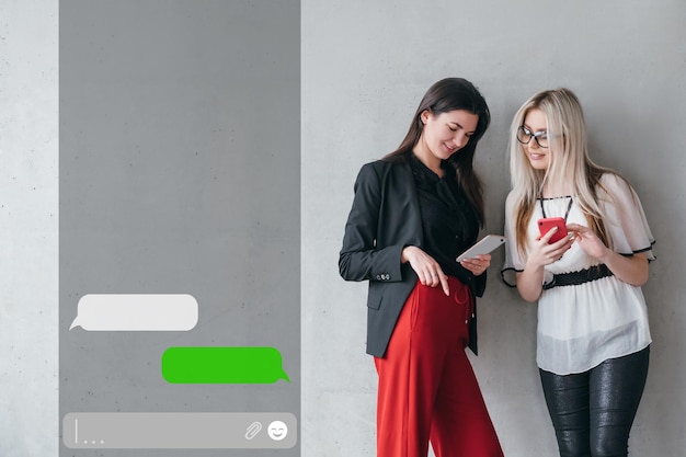 Mobiele chat Internetcommunicatie Toepassing voor sociale media Vrouwenvrienden die telefoonapp gebruiken sms-bericht lezen in lege bubbels