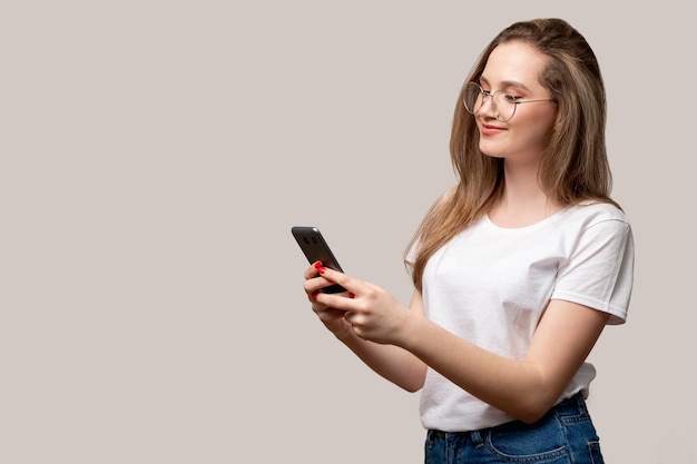 Mobiele chat online communicatie gelukkige vrouw telefoon