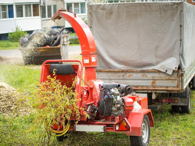 Mobiele hout- en takkenversnipperaar in het stadspark landbouwmachines houtversnipperaar