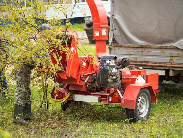 Mobiele hout- en takkenversnipperaar in het stadspark Landbouwmachines houtversnipperaar