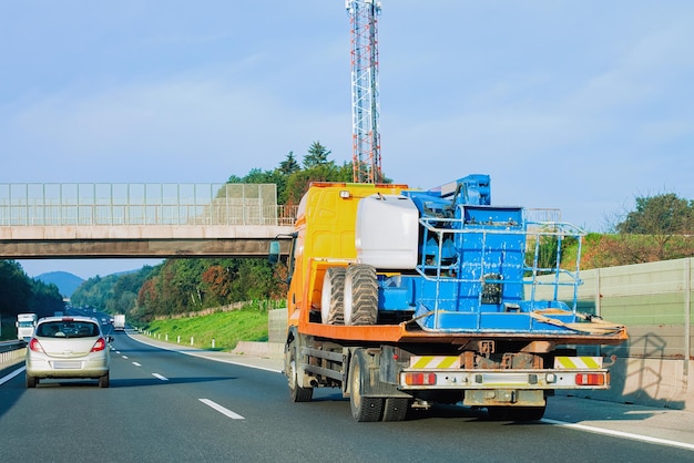 Mobiele kraan op de snelweg in Slovenië.