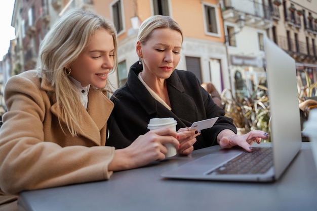 Mobiele netwerk. Twee vrouwen bespreken hoe ze verbinding kunnen maken met internet via een mobiel netwerk