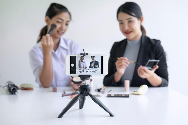 Mobiele telefoon die vrouwen fotografeert met schoonheidsproducten