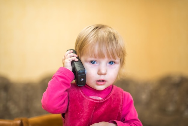 Foto mobiele telefoon in de handen van kleine meisjes