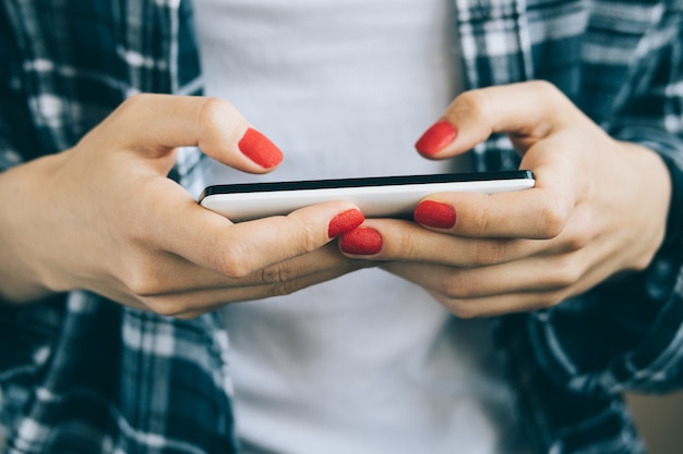 Mobiele telefoon in vrouwelijke handen