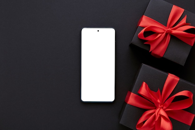 Mobiele telefoon met leeg scherm en geschenkdozen