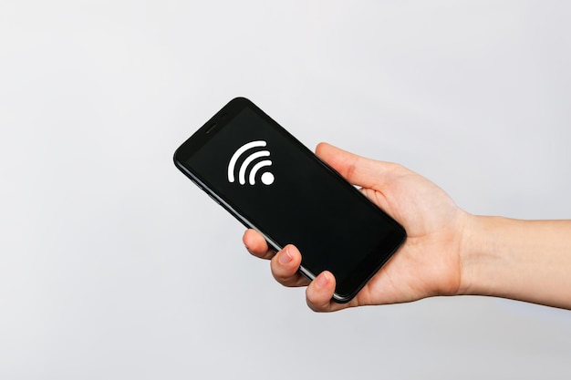Mobiele telefoon met zwart scherm en wifi-pictogram in een vrouwelijke internetverbinding