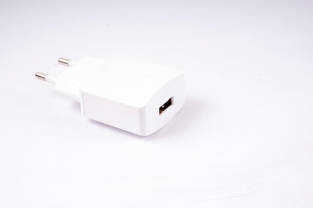 Mobiele telefoon oplader op witte achtergrond