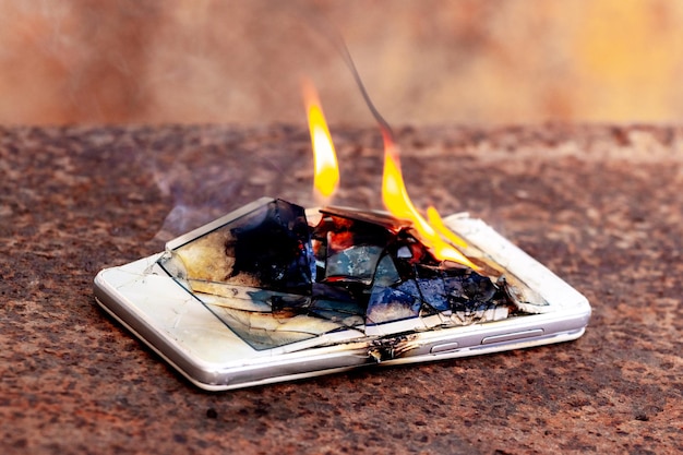 Mobiele telefoon smartphone in brand Brandende smartphone