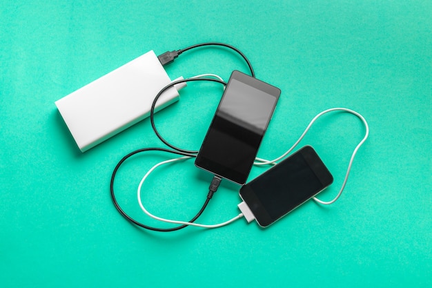 Mobiele telefoon verbinden met batterij power bank