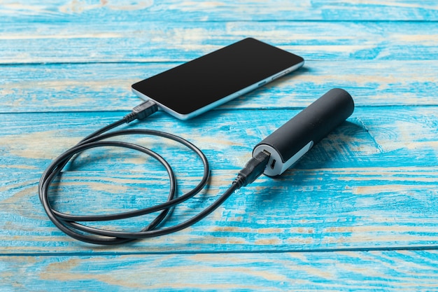 Mobiele telefoon verbinden met batterij power bank