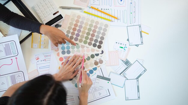移动应用程序开发人员正在设计一个 ux ui 系统,以使手机屏幕上的显示顺利运行,因为手机中的 ux ui 体系会影响各种应用程序的运行