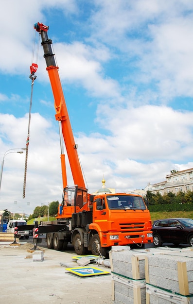 Foto gru mobile in cantiere nella città ricostruzione della carreggiata stradale