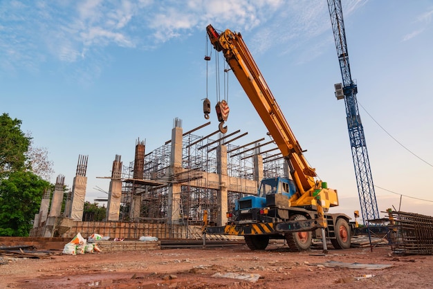 Una gru mobile e una gru a torre per la colata di calcestruzzo in cantiere