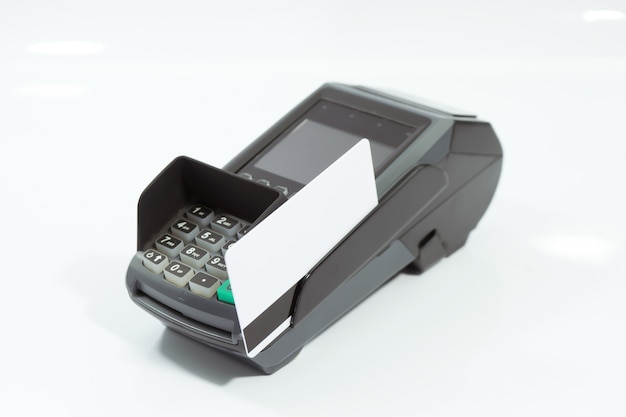 Фото Мобильный кредитной карты машины, изолированных на белом фоне.