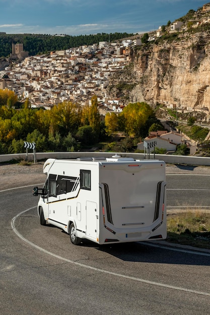 Alcala de Jucar Spain 도로 위의 이동식 주택