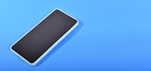 Cellulare su superficie di colore blu