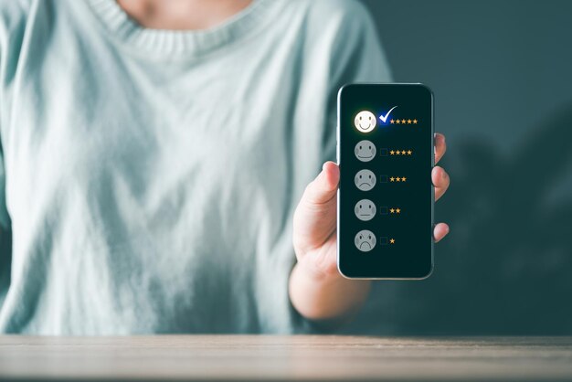 Foto telefono cellulare nelle mani di una donna servizio clienti migliore esperienza di valutazione aziendale eccellente