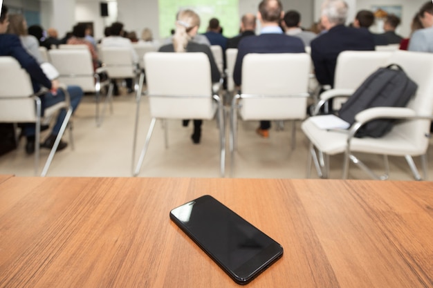 Фото Мобильный телефон лежал на столе в конференц-зале