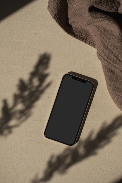 휴대 전화 중립 베이지색 담요와 베이지색 배경에 꽃 햇빛 그림자 미적 보헤미안 미니멀리스트 소셜 미디어 템플릿