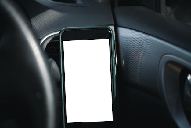 写真 車の通気口に携帯電話白い画面で空白車内のスマートフォンをモックアップ