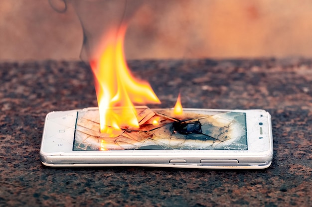 Smartphone del telefono cellulare in fiamme smartphone in fiamme