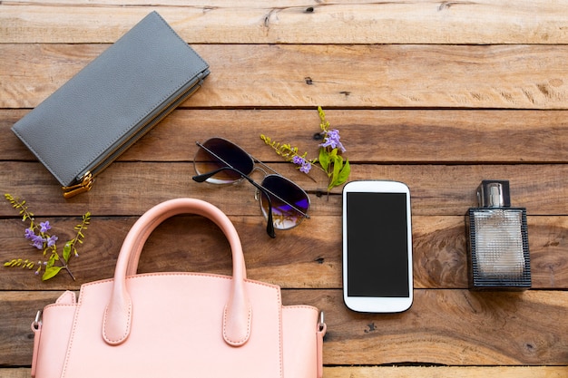 라이프 스타일 여성의 휴대 전화, 선글라스, 지갑, 향수 및 핑크 손 가방 컬렉션