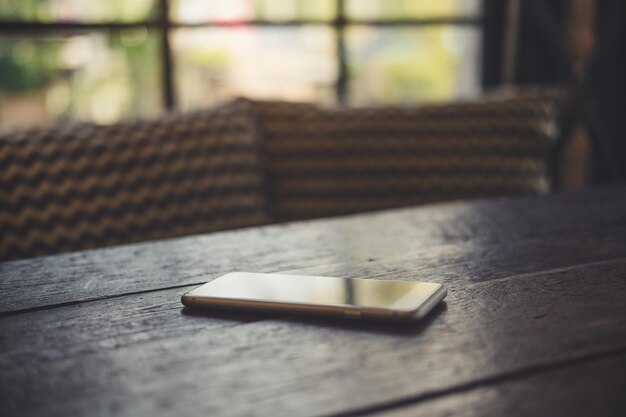 Foto telefono cellulare sul tavolo