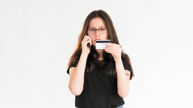 Фото Мобильная мошенничество с банковской мошенничеством сбивает с толку женскую кредитную карту