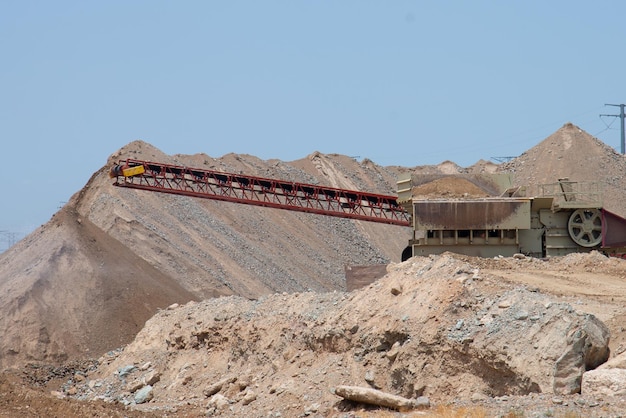建設現場の砂利鉱物による移動式砕石機