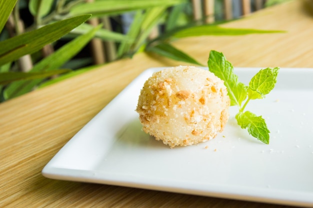 모찌는 찹쌀의 작은 알갱이인 모치고메로 만든 일본 과자입니다. 밥이 찧다