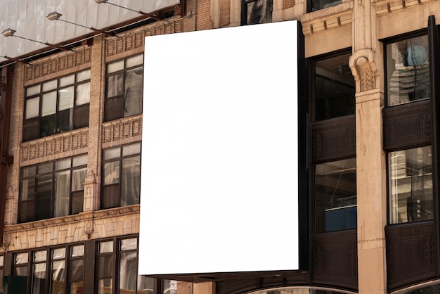 Foto mock-up cartellone su un edificio della città