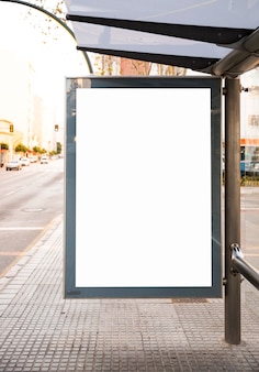 Derida sulla scatola leggera del tabellone per le affissioni alla visualizzazione all'aperto del segnale stradale del riparo dell'autobus
