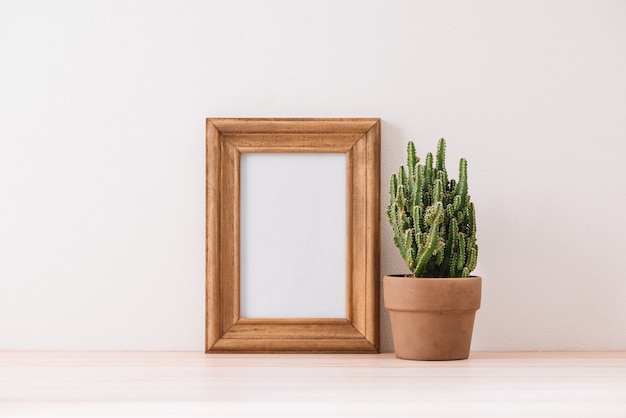 Mock-up frame met cactuspot op houten vloer
